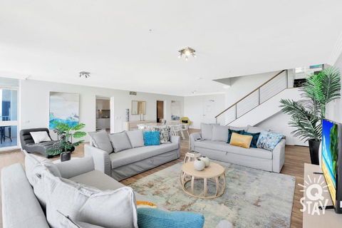 Golden Gate Rooftop Penthouse - QSTAY - Kingaroy Accommodation 0