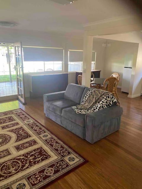 Golden Street Cottage - Kingaroy Accommodation 2
