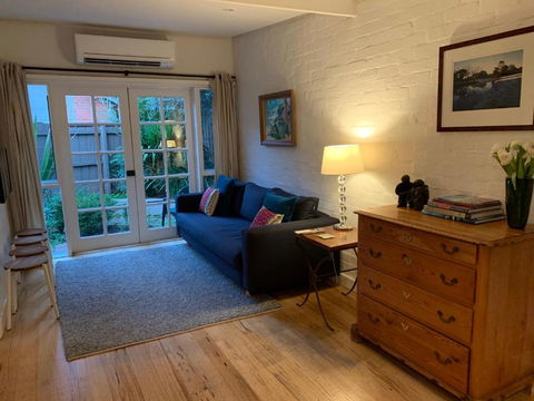 Garden Cottage St Kilda - Kingaroy Accommodation 4