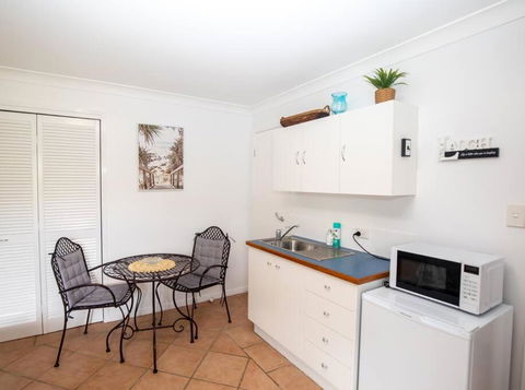 GORGEOUS STUDIO + 100M TO BEACH + POOL - Kingaroy Accommodation 2