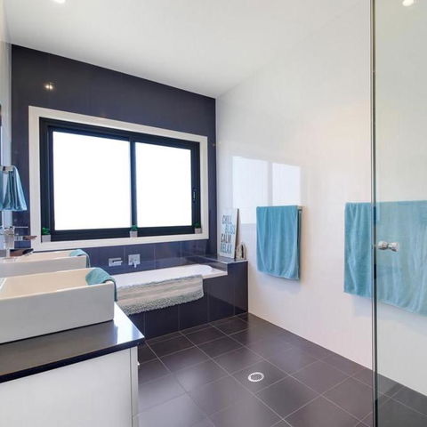 GOULBURN ALPACA FARM STAY - Kingaroy Accommodation 4