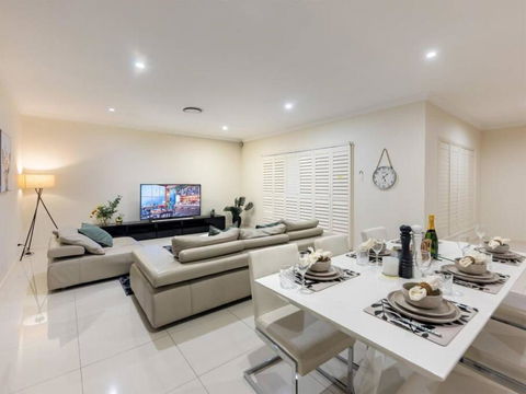 Home Away From Home Grand Family Mansion - Kingaroy Accommodation 1