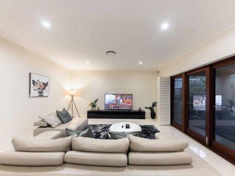 Home Away From Home Grand Family Mansion - Kingaroy Accommodation 3