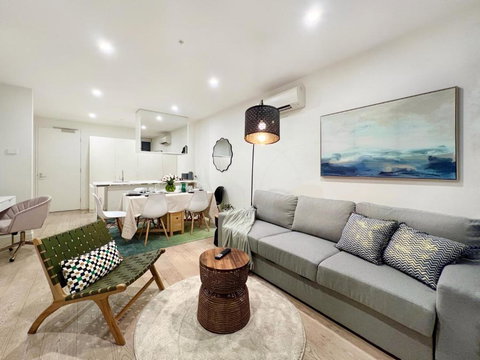 Indulge Luxury Holiday Near Brighton Beach With Private Garden Parking - Kingaroy Accommodation 1