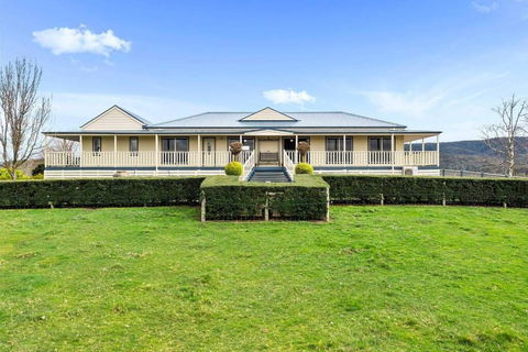 IRONBARK FARM Farmhouse On 52 Acres In The Scenic Yarra Valley - Kingaroy Accommodation 0