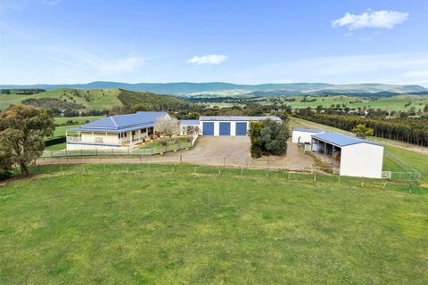 IRONBARK FARM Farmhouse On 52 Acres In The Scenic Yarra Valley - Kingaroy Accommodation 1