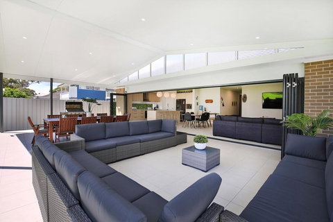 Adriatic Jervis Bay - 2 Min Walk To Beach - Family Friendly - Kingaroy Accommodation 0