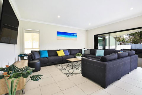 Adriatic Jervis Bay - 2 Min Walk To Beach - Family Friendly - Kingaroy Accommodation 1