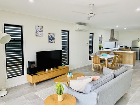 AIRLIE BEACH Delight. Hop, Skip Jump To Everything - Kingaroy Accommodation 0