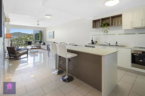 Amazing Ocean Views, Pool, Award Winning Location, Airlie Beach - Kingaroy Accommodation 2