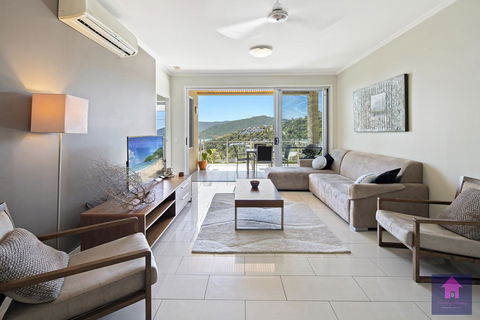 Amazing Ocean Views, Pool, Award Winning Location, Airlie Beach - Kingaroy Accommodation 3