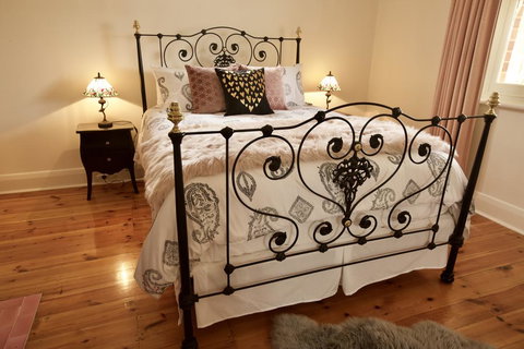 Amongst The Vines Deluxe Retreat - Kingaroy Accommodation 2