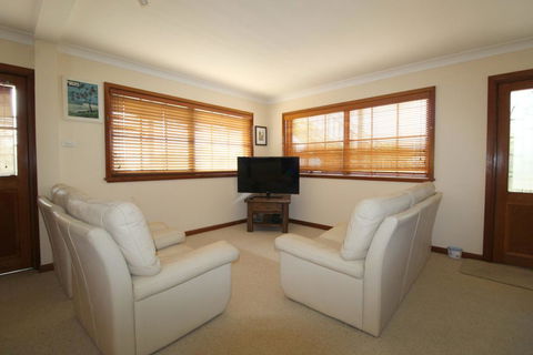 Amzaz, 15 Korogora Street - Kingaroy Accommodation 2