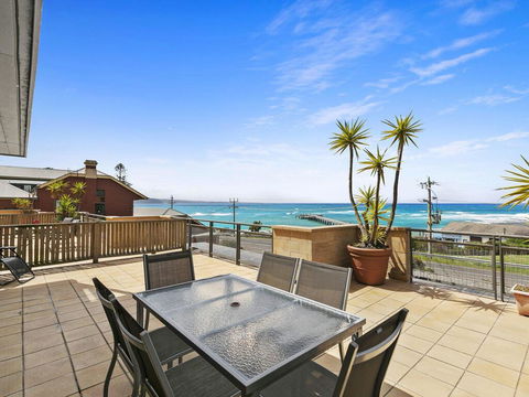 APARTMENT 12 PACIFIC APARTMENTS- Across From The Pier - Kingaroy Accommodation 0