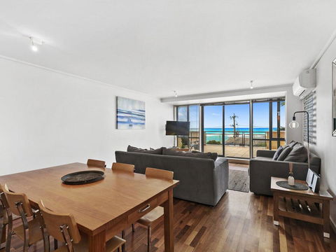 APARTMENT 12 PACIFIC APARTMENTS- Across From The Pier - Kingaroy Accommodation 1