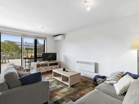 APARTMENT 23 PACIFIC APARTMENTS - Sit On The Deck And Soak In The View - Kingaroy Accommodation 3