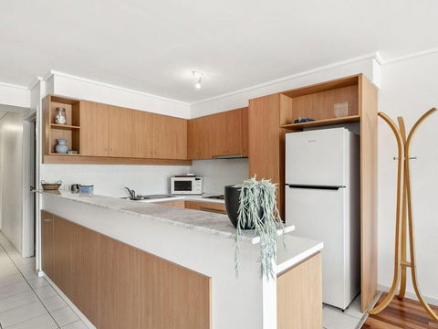APARTMENT 23 PACIFIC APARTMENTS - Sit On The Deck And Soak In The View - Kingaroy Accommodation 2