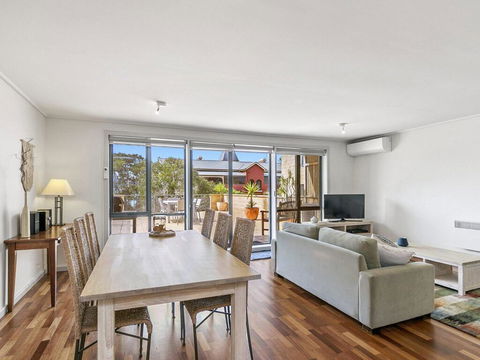 APARTMENT 23 PACIFIC APARTMENTS - Sit On The Deck And Soak In The View - Kingaroy Accommodation 1