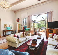 Arty Warehouse Apartment - stroll to South beach - Kingaroy Accommodation