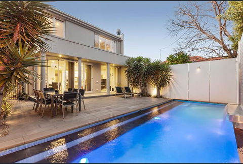 Luxurious Townhouse Retreat In Prestigious Brighton - Kingaroy Accommodation 0