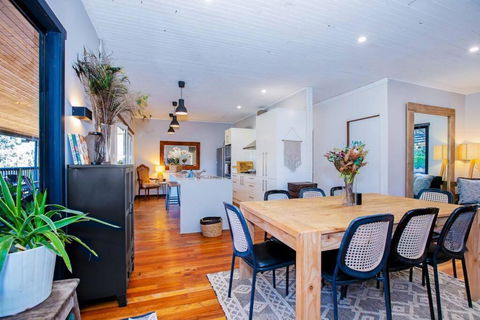 Luxury Farm House On 20 Acres - Sleeps 22 - Kingaroy Accommodation 1
