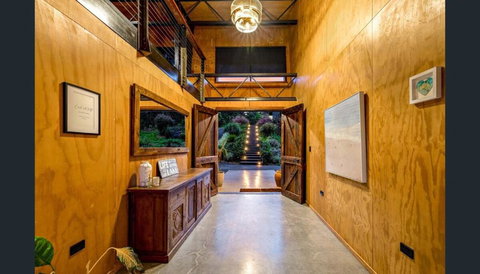 Luxury On Lake Tinaroo Lakefront Living - Kingaroy Accommodation 3