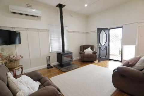 Manor Cottage - Kingaroy Accommodation 0
