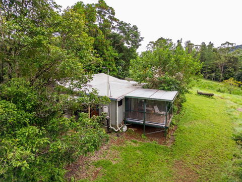 Mena Creek Flower House - Kingaroy Accommodation 3