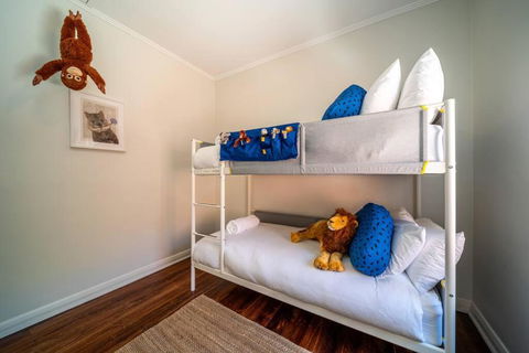 Marble At South Plympton - 4BR Modern WiFi - Kingaroy Accommodation 2