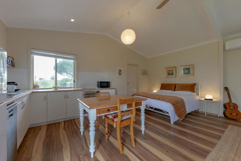 Meander Retreat - Garden Studio - Kingaroy Accommodation 2