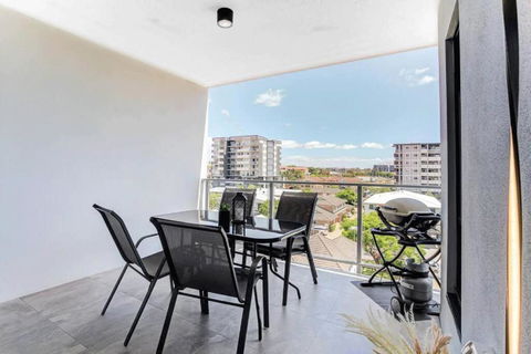 Modern 2-Bed 2-Bath - Walk To Hospital & Westfield - Kingaroy Accommodation 3