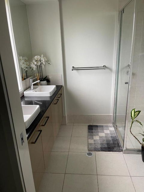 Modern Four Bedroom Holiday Home Available In Deebing Heights - Kingaroy Accommodation 3