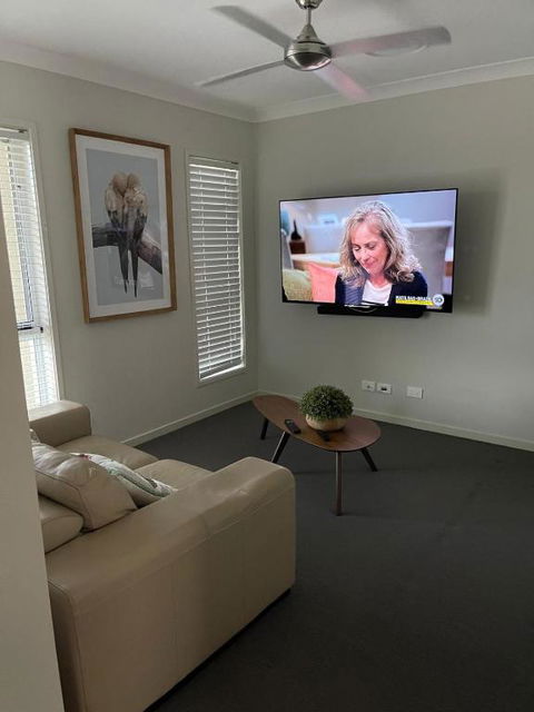 Modern Four Bedroom Holiday Home Available In Deebing Heights - Kingaroy Accommodation 2