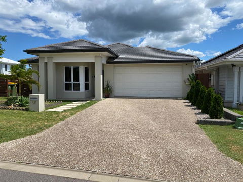 Modern Four Bedroom Holiday Home Available In Deebing Heights - Kingaroy Accommodation 1