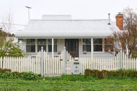 Miners Cottage Lancefield - Kingaroy Accommodation 0