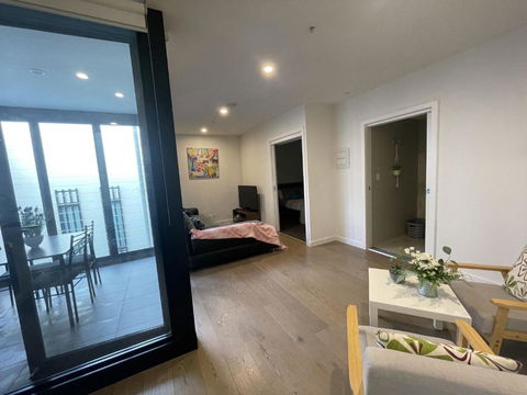 Modern 1BD Apt W Free Parking In Central Brunswick - Kingaroy Accommodation 1
