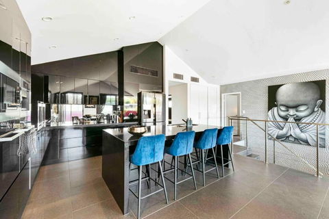 Modern Spacious 3 Bedroom Penthouse In Enmore - Kingaroy Accommodation 0
