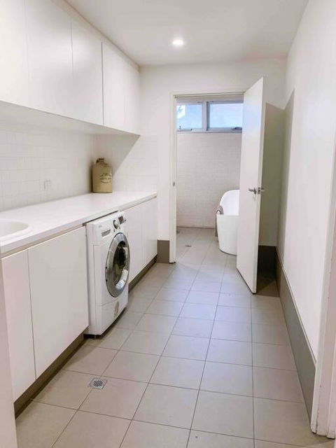 Modern House Close To CBD & Adelaide Oval - Kingaroy Accommodation 2