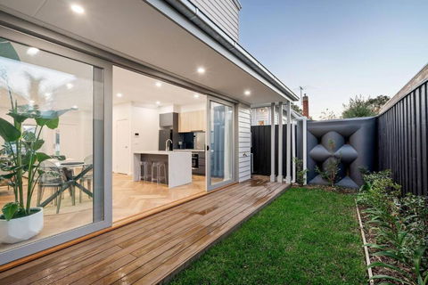 Modern Stylish Home - Walk To Beach - Kingaroy Accommodation 1