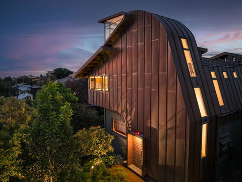 Modern St Kilda Apartment - Kingaroy Accommodation 0