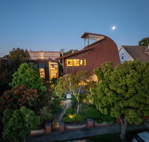 Modern St Kilda Apartment - Kingaroy Accommodation 1