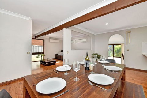 NEW PropertyBreezy Bayside Haven At Brightwaters - Kingaroy Accommodation 1