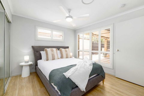 NEW 3BR Serene Creekside Retreat In Helensvale - Kingaroy Accommodation 1