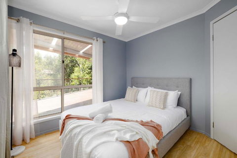 NEW 3BR Serene Creekside Retreat In Helensvale - Kingaroy Accommodation 2