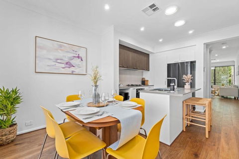 New Luxury Stylish Elegant Townhouse For Families - Kingaroy Accommodation 2