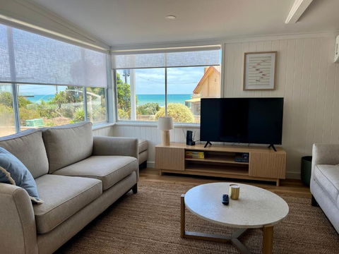 NEW Magpie Sands - 3 Bedroom Home - Downstairs Only, 1 Min Walk To Aldinga Beach - Kingaroy Accommodation 2
