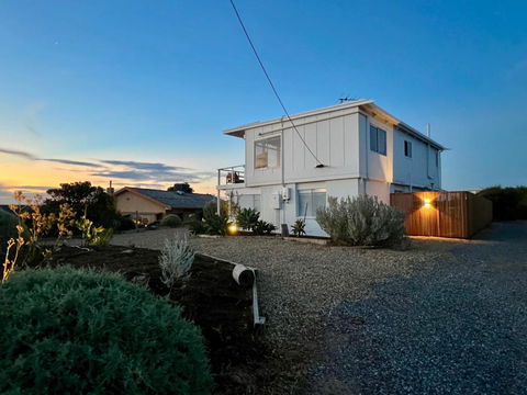 NEW Magpie Sands - 3 Bedroom Home - Downstairs Only, 1 Min Walk To Aldinga Beach - Kingaroy Accommodation 1