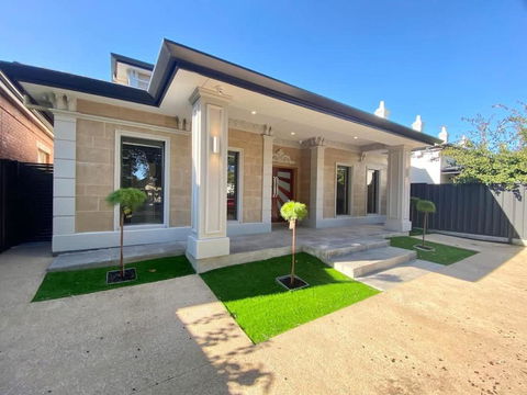 New Spacious Luxury 5 Bedroom Mansion In Unley - Kingaroy Accommodation 2