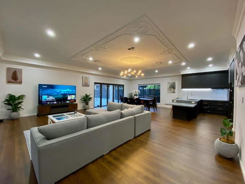 New Spacious Luxury 5 Bedroom Mansion In Unley - Kingaroy Accommodation 3