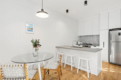 NEWLY RENOVATED LARGE 3.5 BDRM HOUSE! BEST OF MELB - Kingaroy Accommodation 2